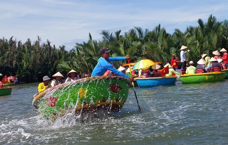 Wisata unik perahu berputar di Coconut Tour Hoi An