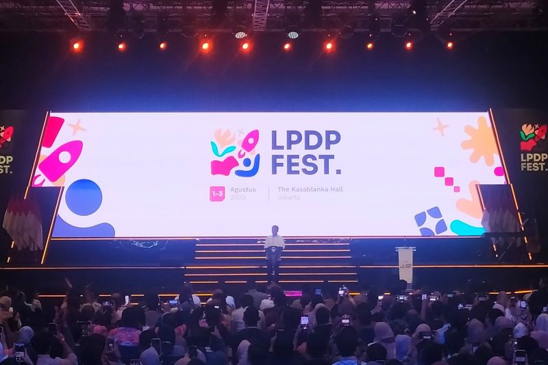 Jokowi pesan kepada penerima LPDP untuk pulang ke Indonesia Jokowi pesan kepada penerima LPDP untuk pulang ke Indonesia