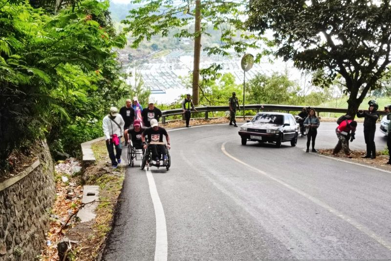 Penyandang disabilitas di Bali kayuh tanjakan 5 km bawa Merah Putih