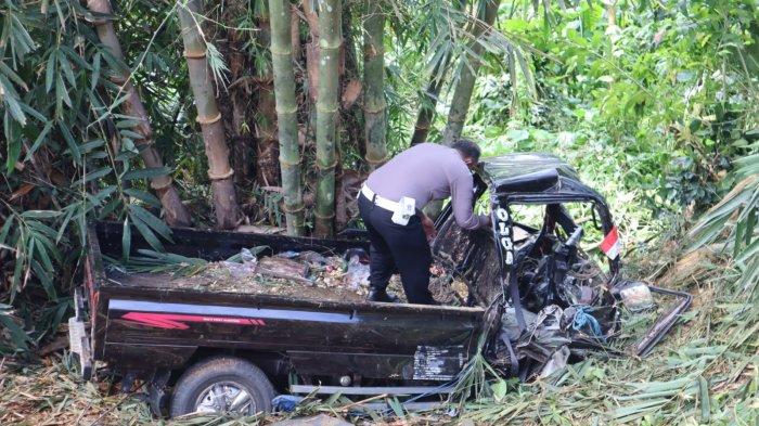 8 Agustus 2022: Pikap angkut 17 orang masuk jurang, delapan tewas 8 Agustus 2022: Pikap angkut 17 orang masuk jurang, delapan tewas