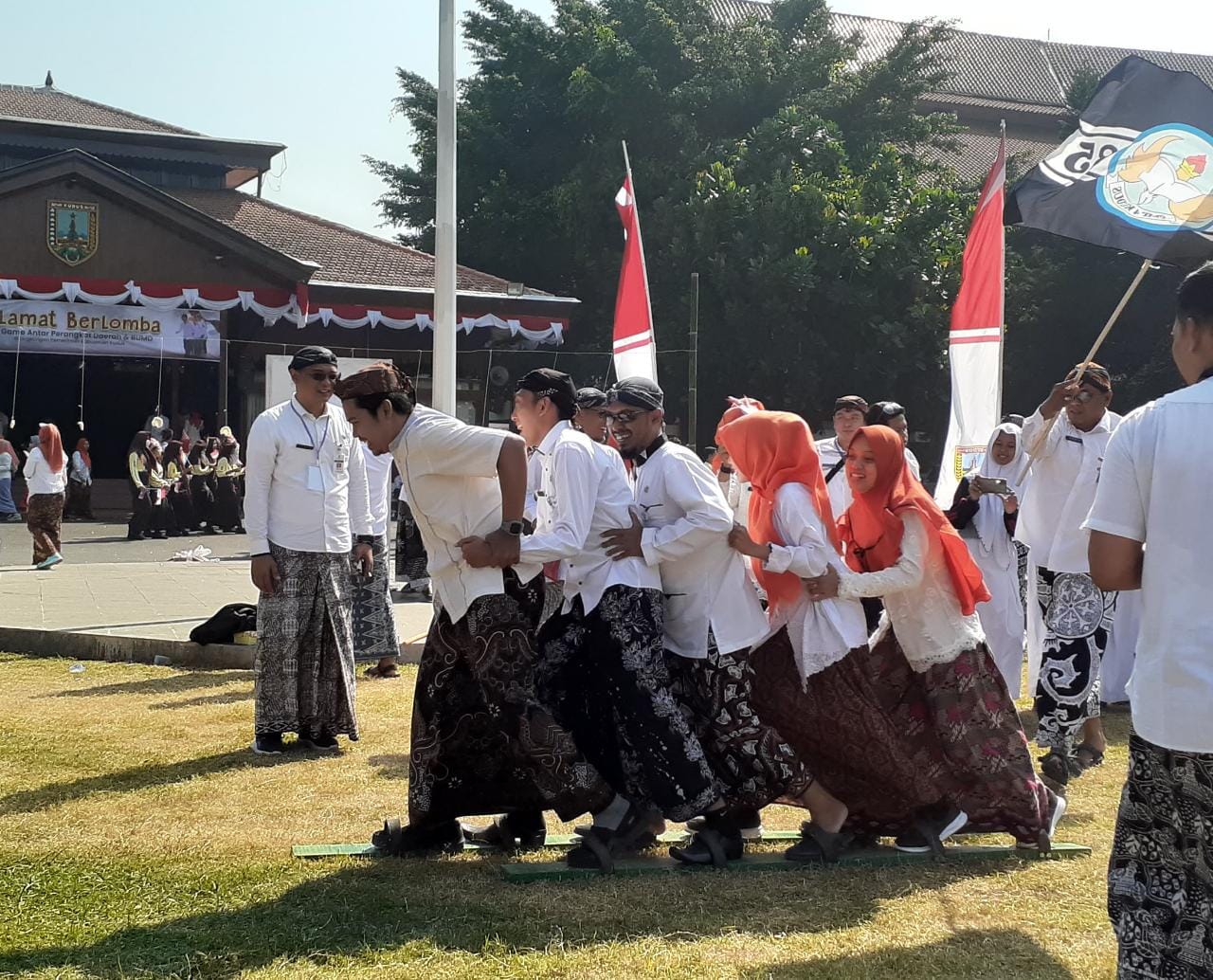 Meriahkan HUT ke-78 RI, ratusan ASN berpakaian Kudusan ikuti fun game Meriahkan HUT ke-78 RI, ratusan ASN berpakaian Kudusan ikuti fun game