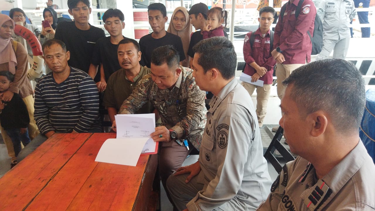 Bakamla jemput delapan nelayan Indonesia yang hanyut ke Perairan Malaysia