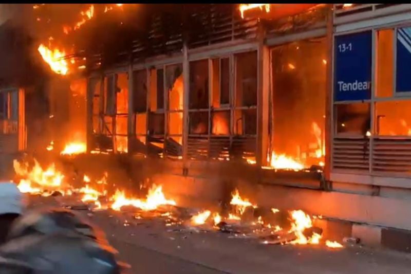 Diduga korsleting, Halte TransJakarta rute Tendean terbakar Diduga korsleting, Halte TransJakarta rute Tendean terbakar