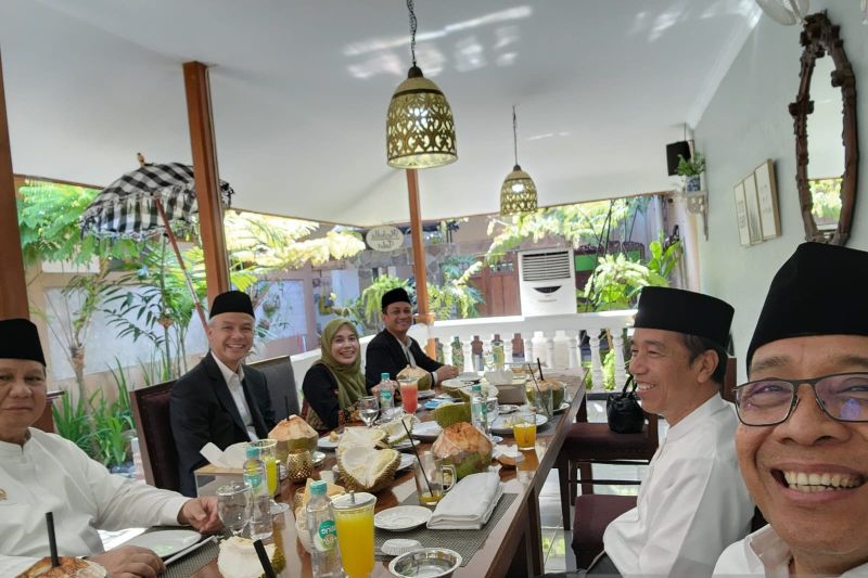 Presiden ajak Ganjar dan Prabowo santap siang bersama di Pekalongan Presiden ajak Ganjar dan Prabowo santap siang bersama di Pekalongan