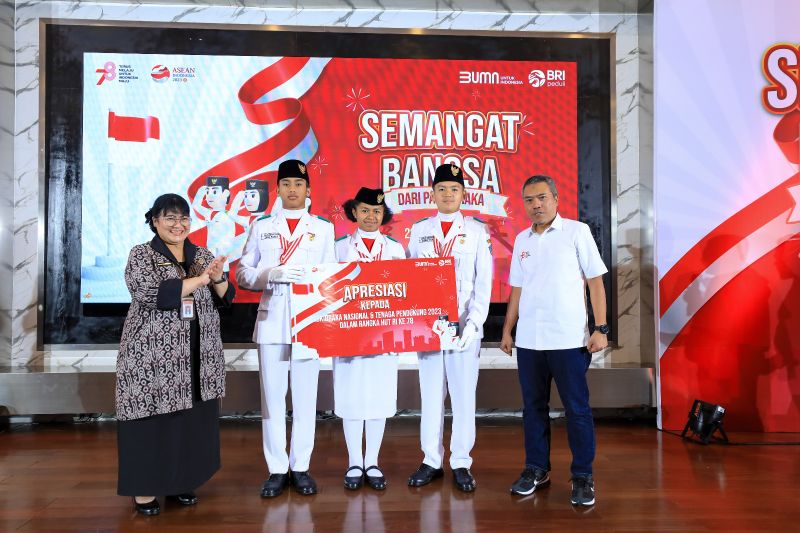 BRI beri dana pendidikan kepada Paskibraka Nasional BRI beri dana pendidikan kepada Paskibraka Nasional