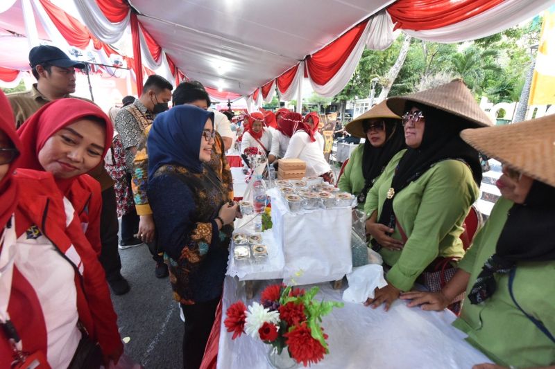 Pemkot dan Dekranasda Surabaya berdayakan keluarga akseptor KB Pemkot dan Dekranasda Surabaya berdayakan keluarga akseptor KB