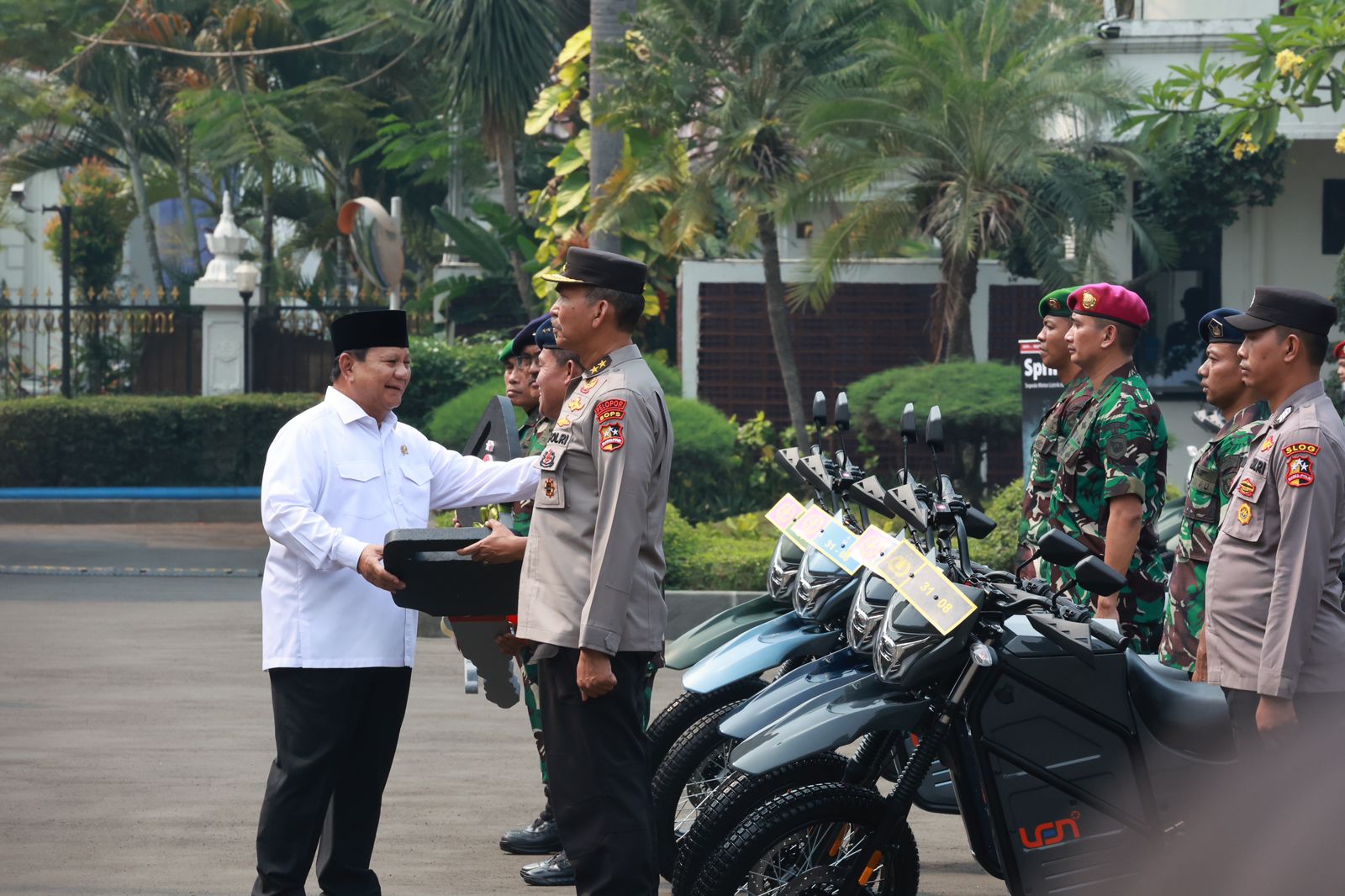 Menhan Prabowo serahkan 100 unit rantis E-Tactical Sergap kepada TNI dan Polri Menhan Prabowo serahkan 100 unit rantis E-Tactical Sergap kepada TNI dan Polri