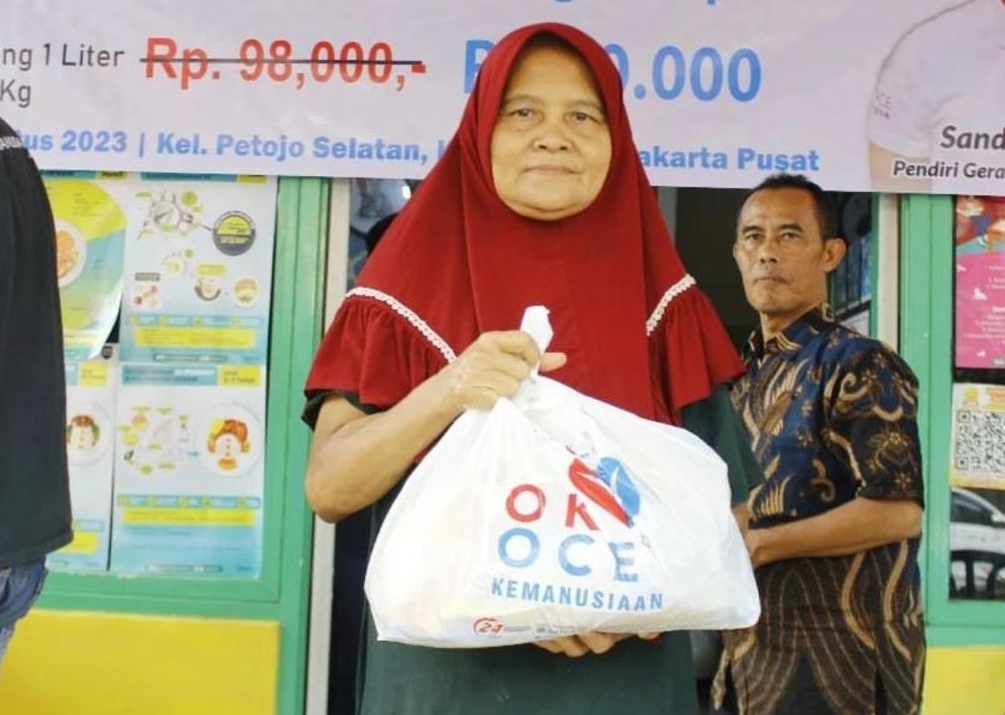 Ratusan paket sembako murah Ok Oce ludes diserbu warga Petojo Selatan 