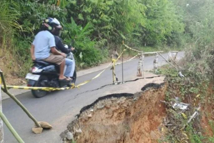 Pemkab Hulu Sungai Selatan perbaiki jalan longsor di Loksado Pemkab Hulu Sungai Selatan perbaiki jalan longsor di Loksado