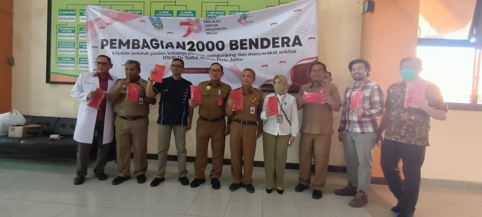 Meriahkan HUT ke-78 RI, RSSA Malang bagikan bendera merah putih Meriahkan HUT ke-78 RI, RSSA Malang bagikan bendera merah putih