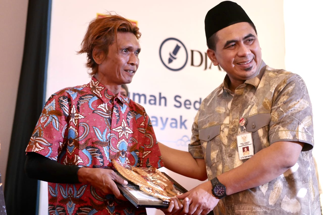 Triyono, juru parkir warga Getas Pejaten, Kudus terharu rumahnya direnovasi PT Djarum Triyono, juru parkir warga Getas Pejaten, Kudus terharu rumahnya direnovasi PT Djarum