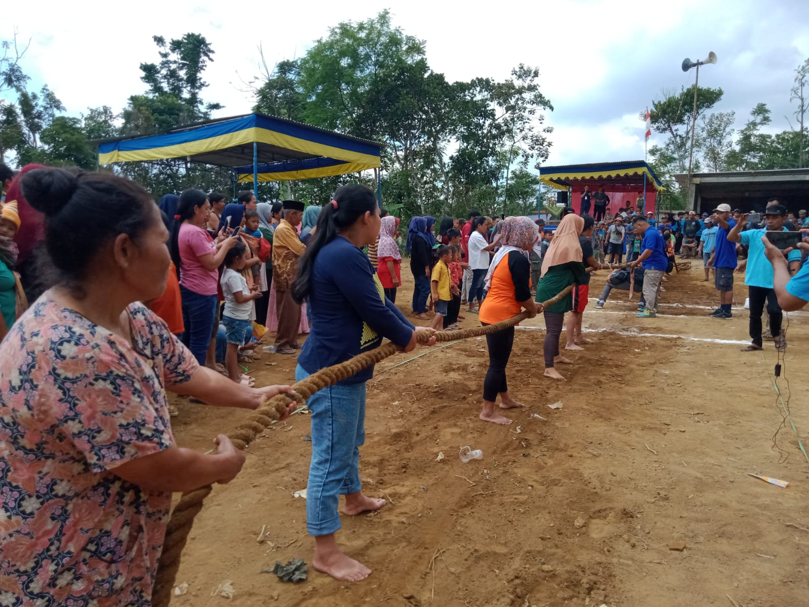 Sambut HUT 78 RI, emak-emak dan lansia lereng Merbabu gelar tarik tambang Sambut HUT 78 RI, emak-emak dan lansia lereng Merbabu gelar tarik tambang