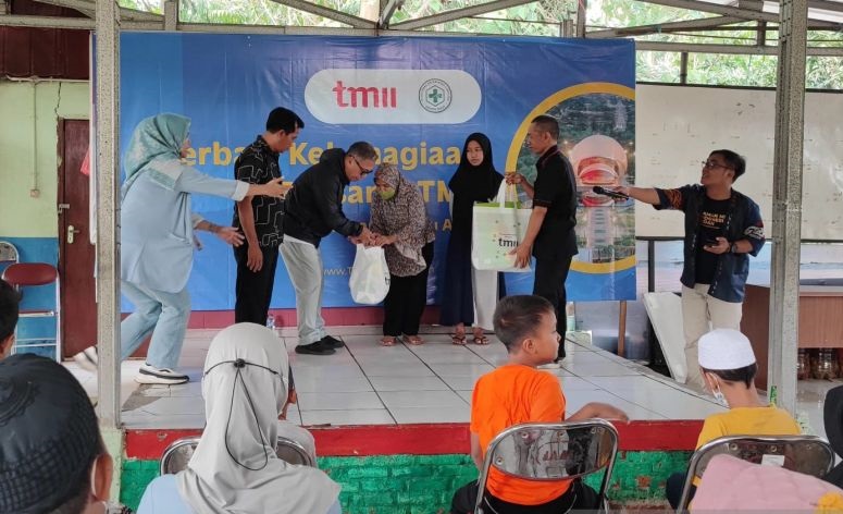 TMII bagikan 200 paket sembako di empat kelurahan di Jaktim TMII bagikan 200 paket sembako di empat kelurahan di Jaktim