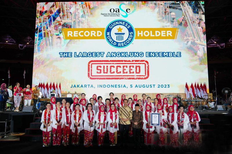 RI pecahkan rekor dunia melalui gelaran angklung dengan 15.110 peserta RI pecahkan rekor dunia melalui gelaran angklung dengan 15.110 peserta