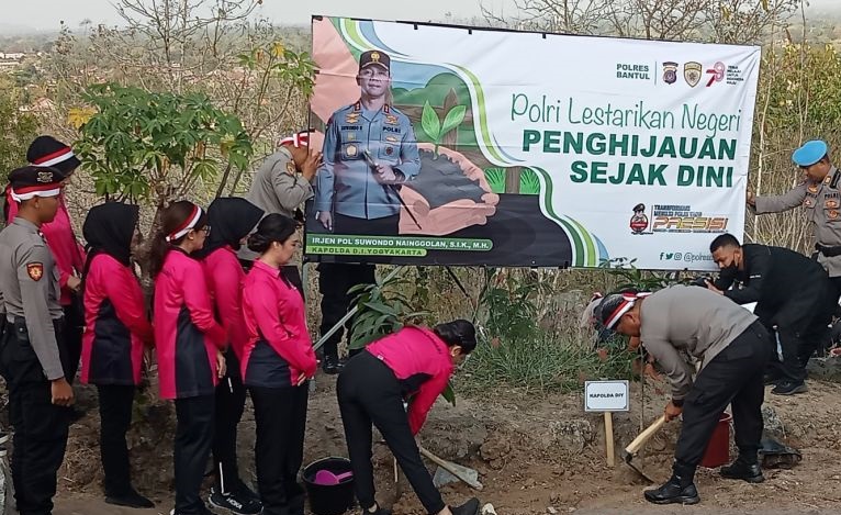 Polda DIY tanam ribuan bibit pohon keras di Bukit Watu Gagak Bantul Polda DIY tanam ribuan bibit pohon keras di Bukit Watu Gagak Bantul