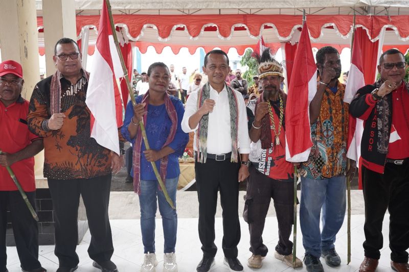 Menteri Investasi sebar 2 juta bendera Merah Putih ke Papua Barat Daya
