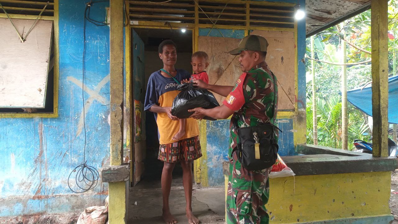 Babinsa Mapurujaya berikan pendampingan dan pemberian nutrisi anak asuh stunting Babinsa Mapurujaya berikan pendampingan dan pemberian nutrisi anak asuh stunting
