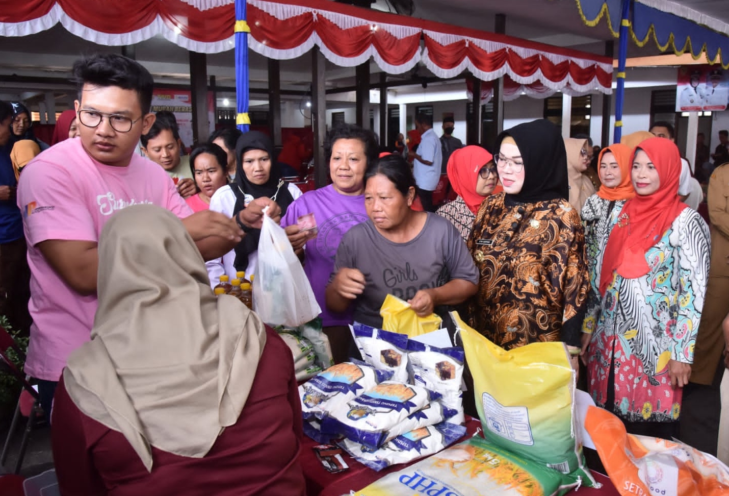 Pemkab Sukoharjo kembali gulirkan pasar pangan murah untuk warga kurang mampu
