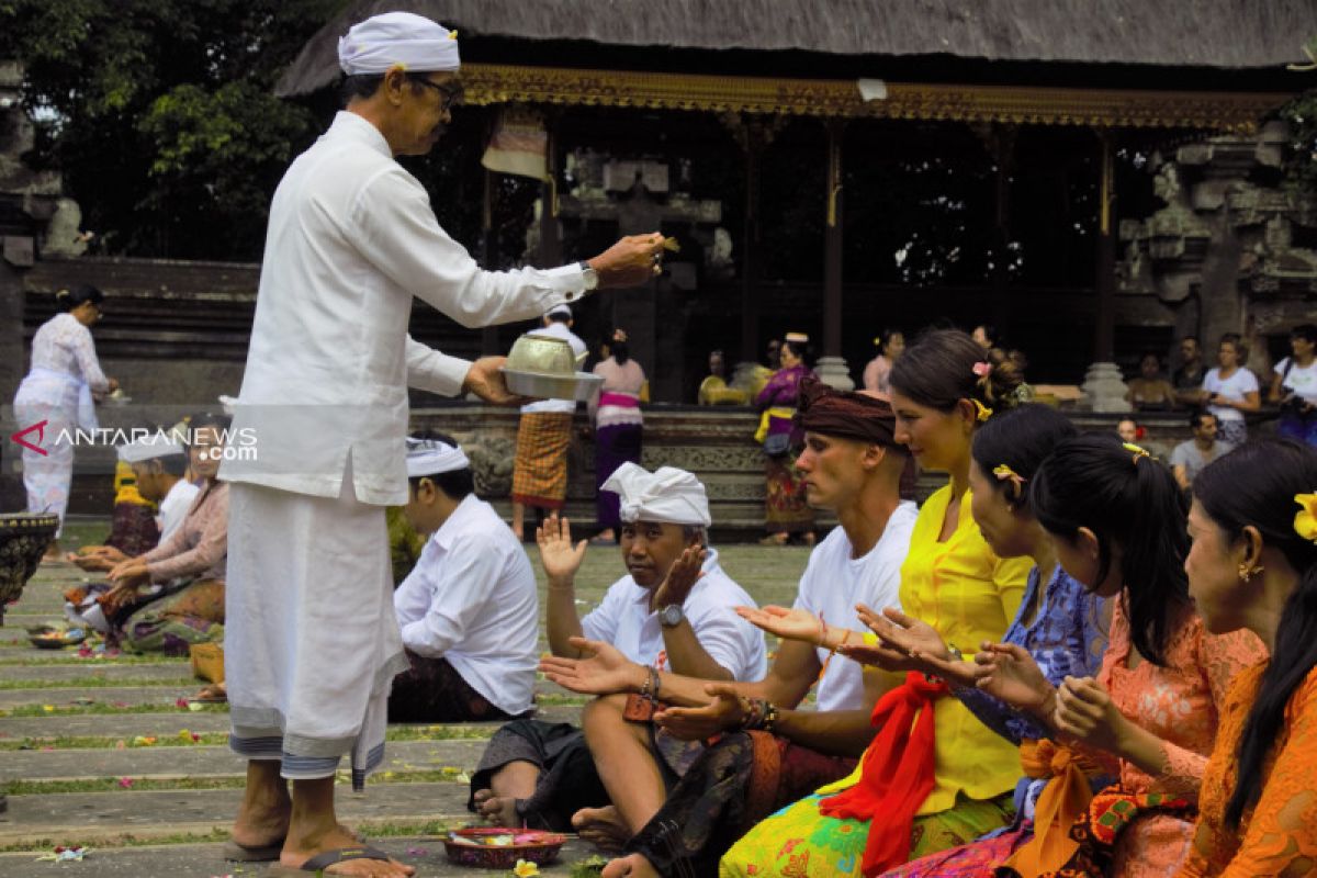Ratusan umat Hindu di Bali ikuti persembahyangan Hari Raya Galungan Ratusan umat Hindu di Bali ikuti persembahyangan Hari Raya Galungan