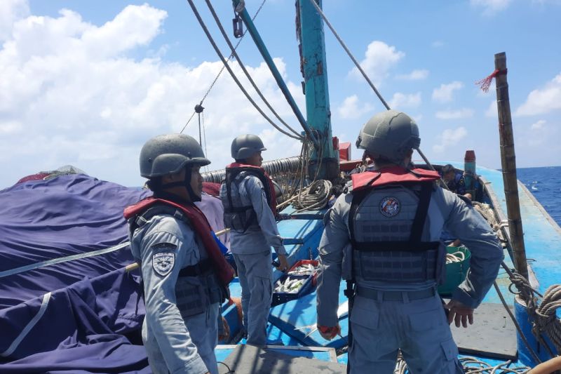 Bakamla RI tangkap kapal ikan Vietnam di Laut Natuna Bakamla RI tangkap kapal ikan Vietnam di Laut Natuna