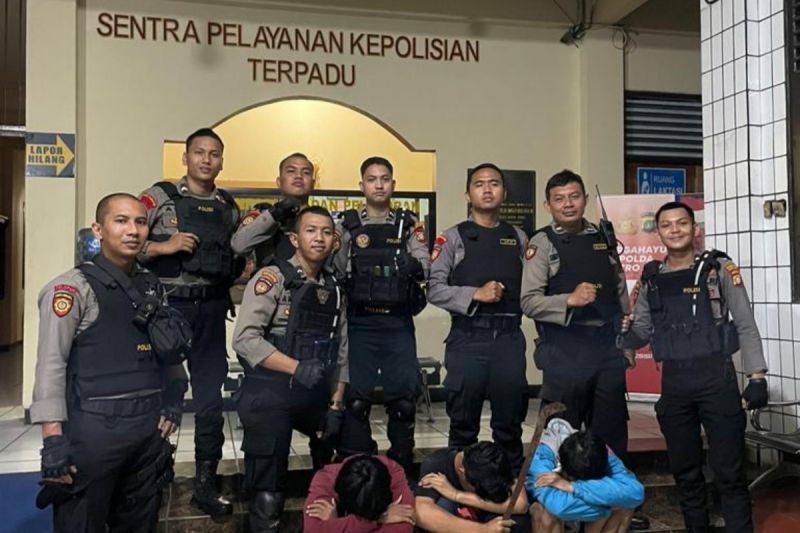 Polisi tangkap lima remaja hendak tawuran di Jakarta Selatan Polisi tangkap lima remaja hendak tawuran di Jakarta Selatan