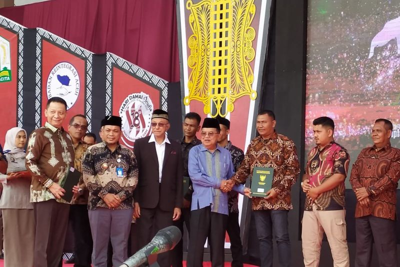 BRA bagikan 3.059 sertifikat lahan untuk mantan GAM dan korban konflik BRA bagikan 3.059 sertifikat lahan untuk mantan GAM dan korban konflik