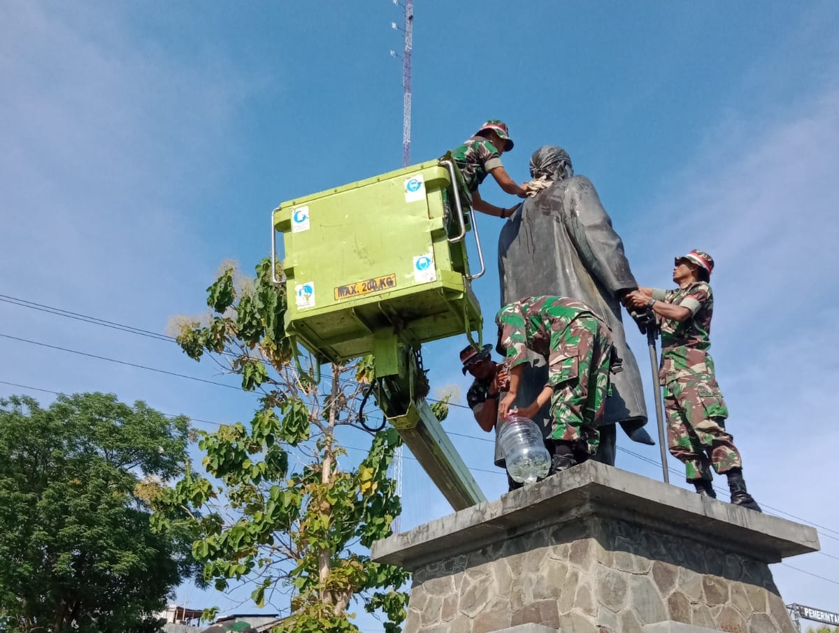 Sambut HUT RI dan hormati jasa pahlawan, Kodim 0724 bersih-bersih patung pahlawan 