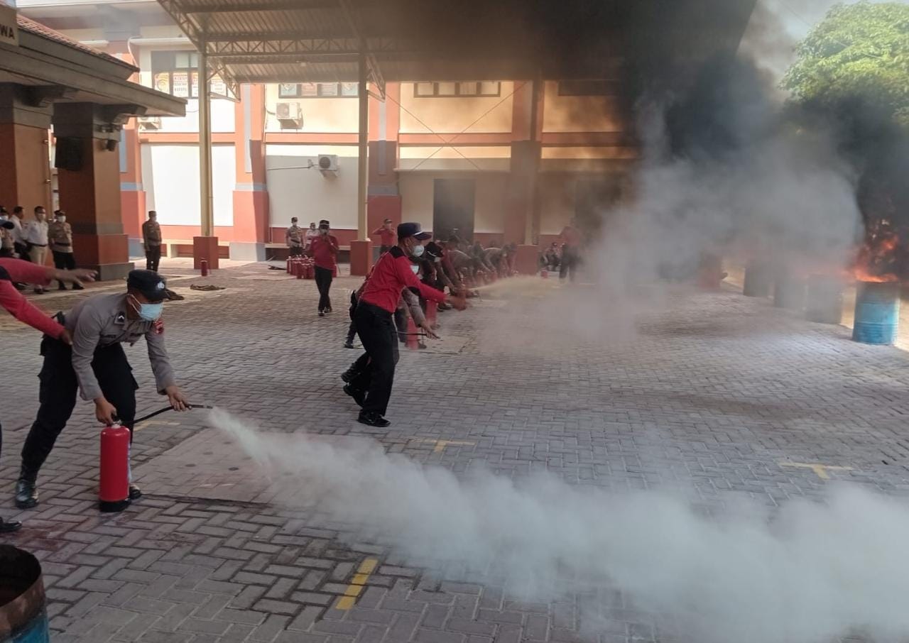 Kasus kebakaran meningkat, anggota Polres Kudus berlatih penangganan kebakaran