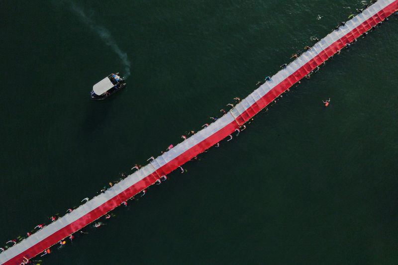Bendera Merah Putih sepanjang 78 meter dibentang di perairan Makassar Bendera Merah Putih sepanjang 78 meter dibentang di perairan Makassar