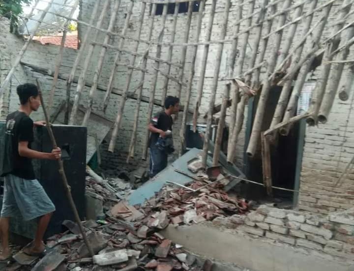 Rumah milik lansia di Tegal roboh