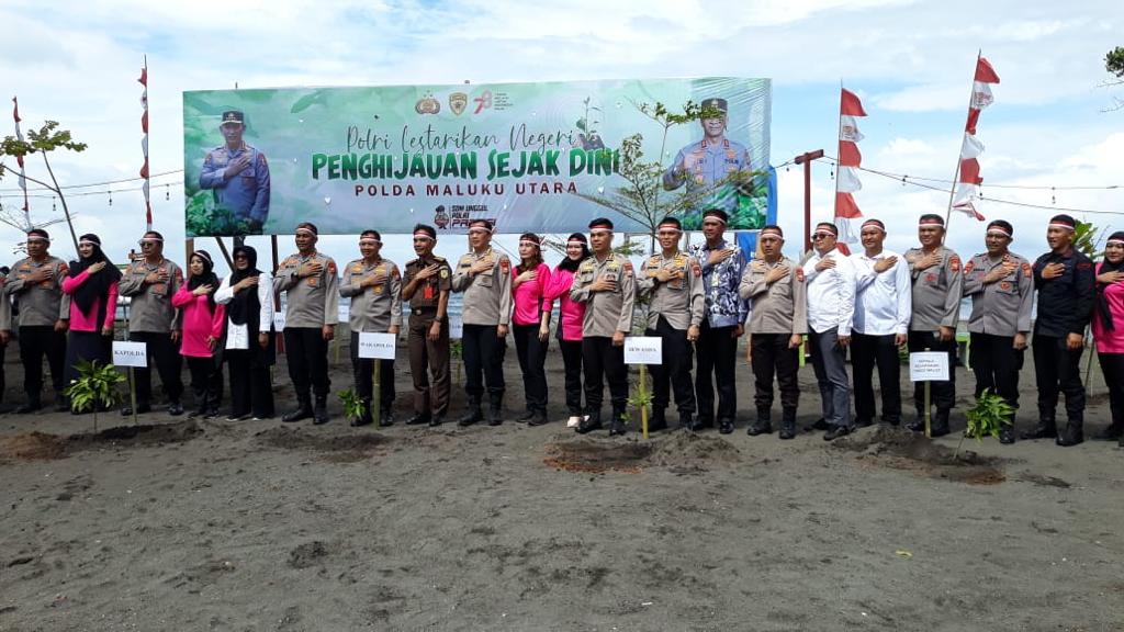 Pertamina Patra Niaga Regional Papua Maluku bersama Kapolda Maluku Utara lepas tukik di Pantai Kastela