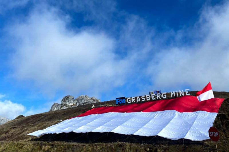 PT Freeport pecahkan rekor dunia pembentangan Bendera Merah Putih