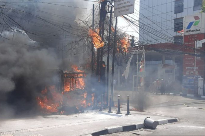 Lapak tambal ban dan motor di Matraman hangus terbakar