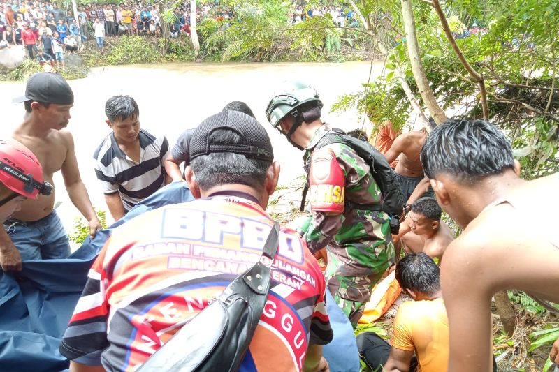 Warga yang terseret arus sungai di Agam ditemukan meninggal Warga yang terseret arus sungai di Agam ditemukan meninggal
