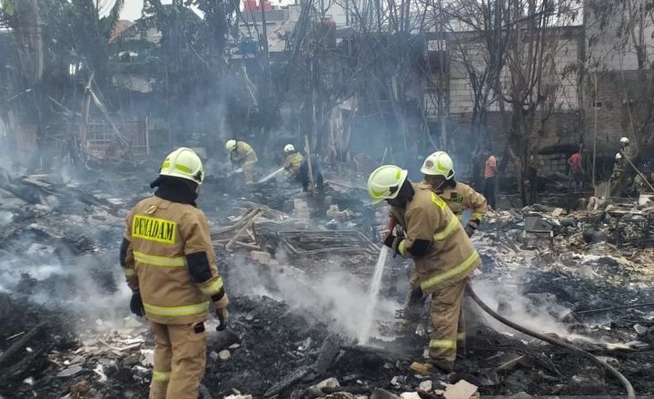 80 personel Gulkarmat Jakbar atasi kebakaran di Rawabuaya