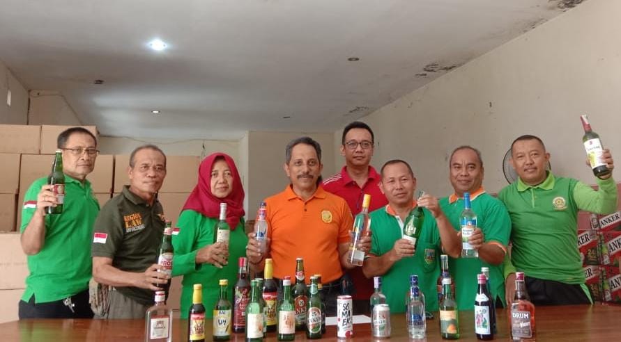 Grebek gudang miras di Dawe, Kudus, Satpol PP sita 12.132 botol miras berbagai merk