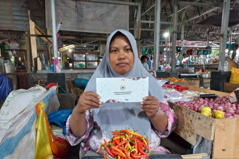 Presiden Jokowi bagikan bantuan untuk pedagang Pasar Masomba Palu Presiden Jokowi bagikan bantuan untuk pedagang Pasar Masomba Palu