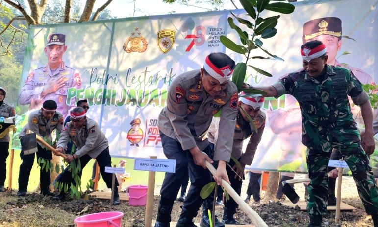 Polda Jateng hijaukan tepian Waduk Jatibarang Semarang