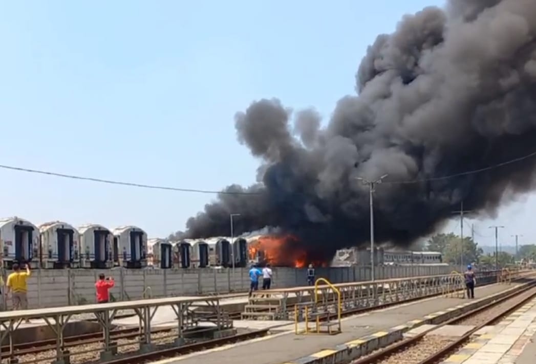 Api lalap lima gerbong kereta api di Stasiun Purwakarta