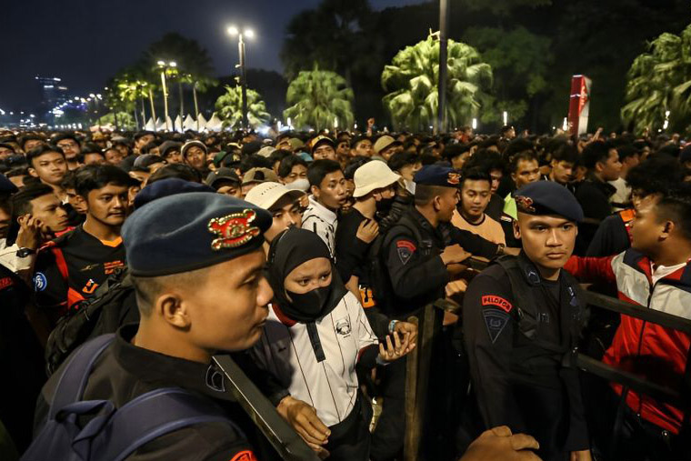 Manajer Persebaya ingin LIB evaluasi lagu rasis suporter di stadion Manajer Persebaya ingin LIB evaluasi lagu rasis suporter di stadion
