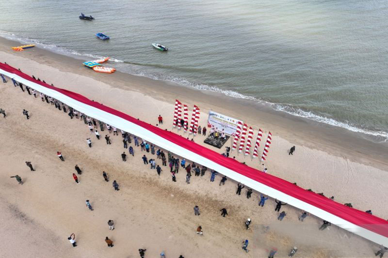 TNI-Polri bentangkan Bendera Merah Putih 250 meter di Pantai Batakan