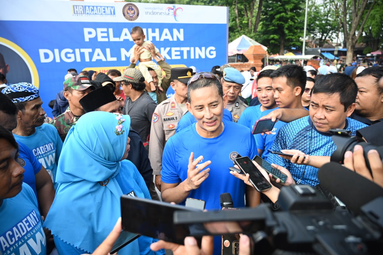 Sandiaga gelar bazar sembako murah di Cirebon Sandiaga gelar bazar sembako murah di Cirebon