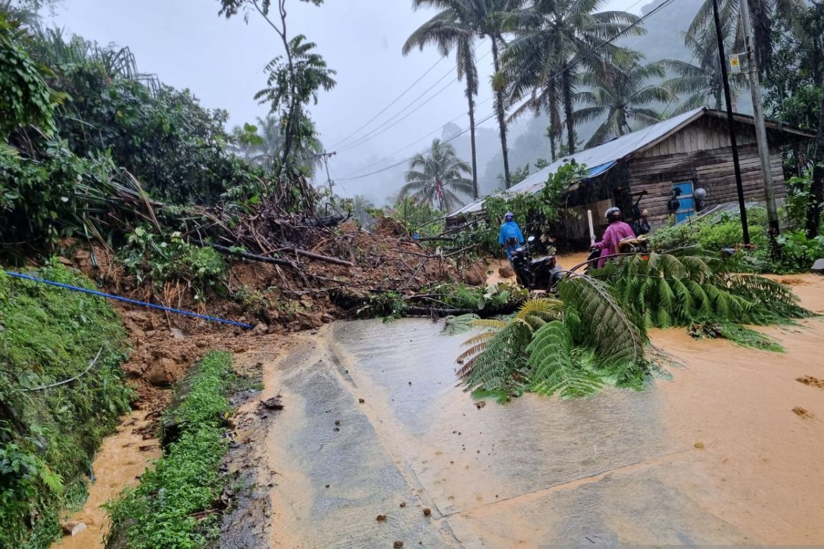 20 Agustus 2022: Akses jalan Padang-Solok lumpuh total akibat longsor