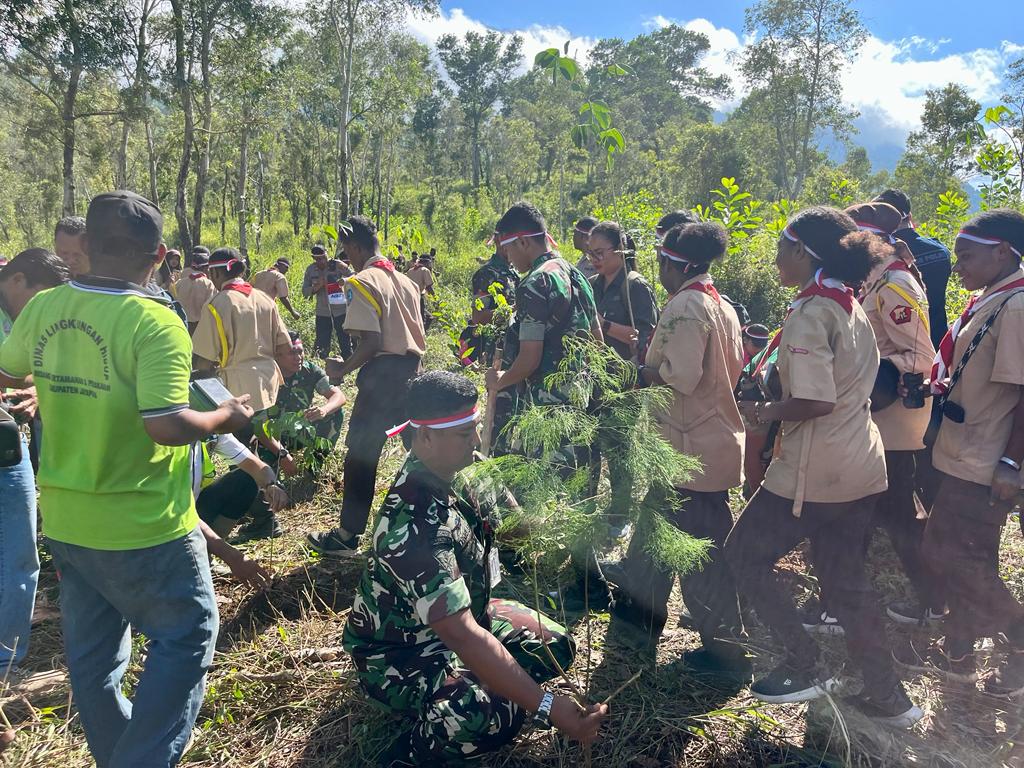 Gerakan polisi hijaukan kawasan Cagar Alam Cyclop dengan menanam seribu pohon Gerakan polisi hijaukan kawasan Cagar Alam Cyclop dengan menanam seribu pohon