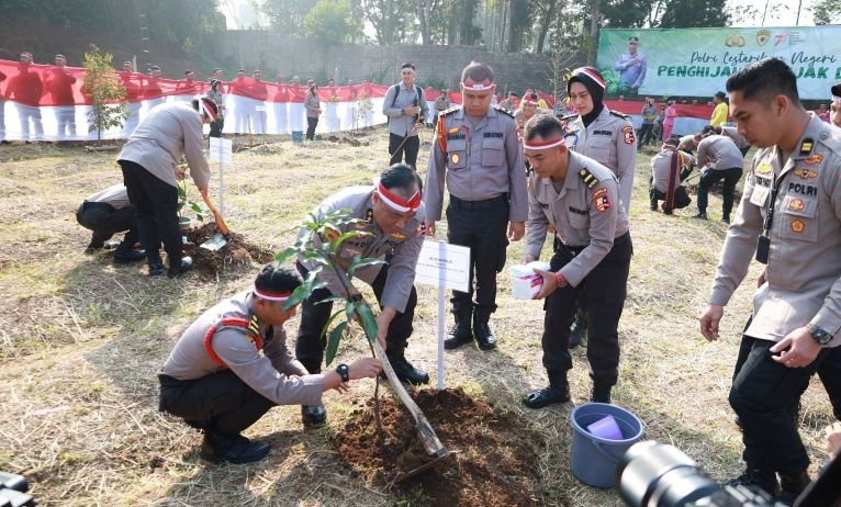 Forkopimda Sukabumi bersama Polri gelar aksi tanam pohon serentak Forkopimda Sukabumi bersama Polri gelar aksi tanam pohon serentak