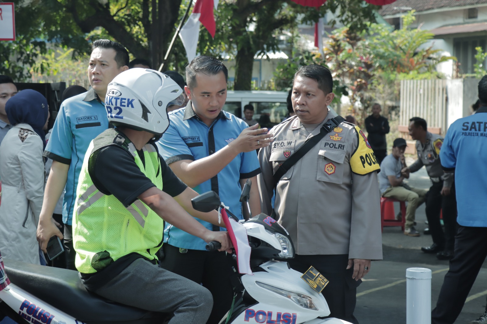 Polisi RW bantu warga urus pembuatan SIMÂ Â Polisi RW bantu warga urus pembuatan SIMÂ Â