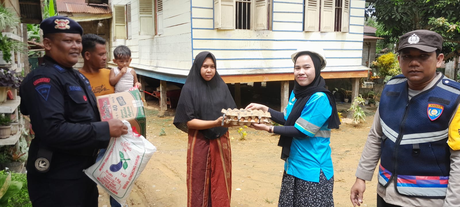 Batalyon B Pelopor Satuan Brimob Polda Aceh dan PT IBAS salurkan bansos