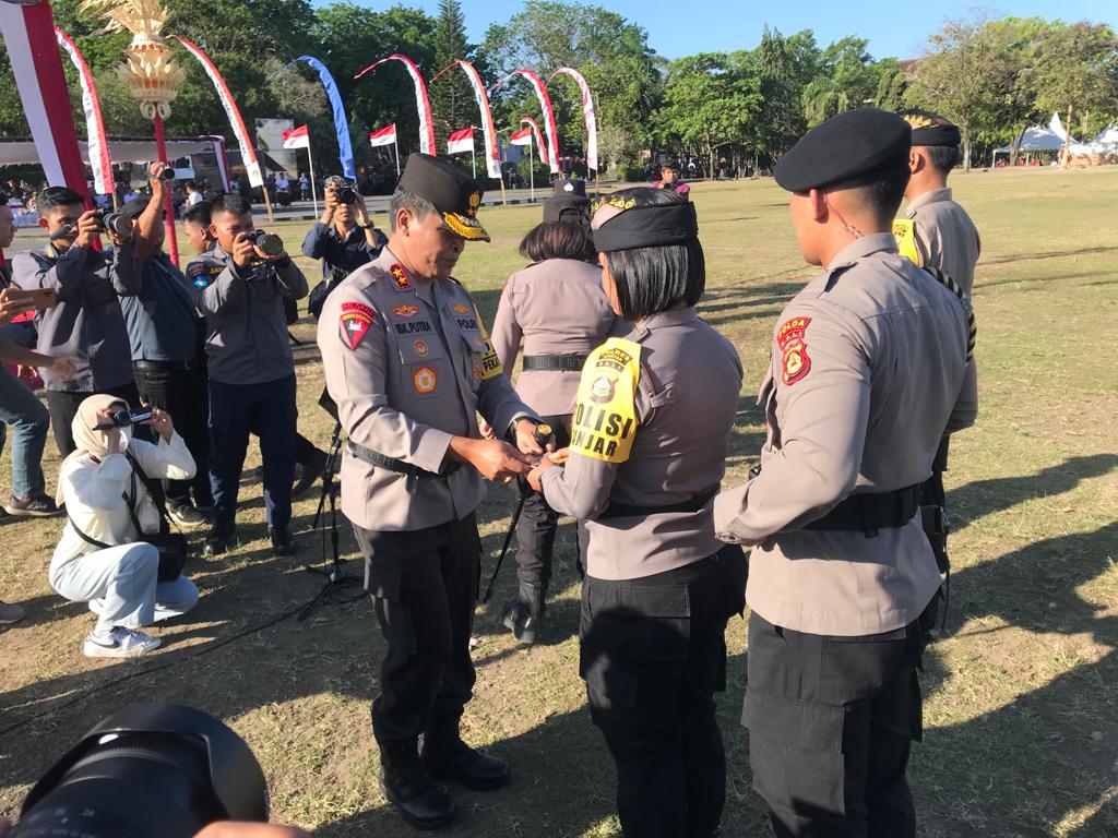 Kapolda Bali lantik ribuan Polisi Banjar Kapolda Bali lantik ribuan Polisi BanjarÂ