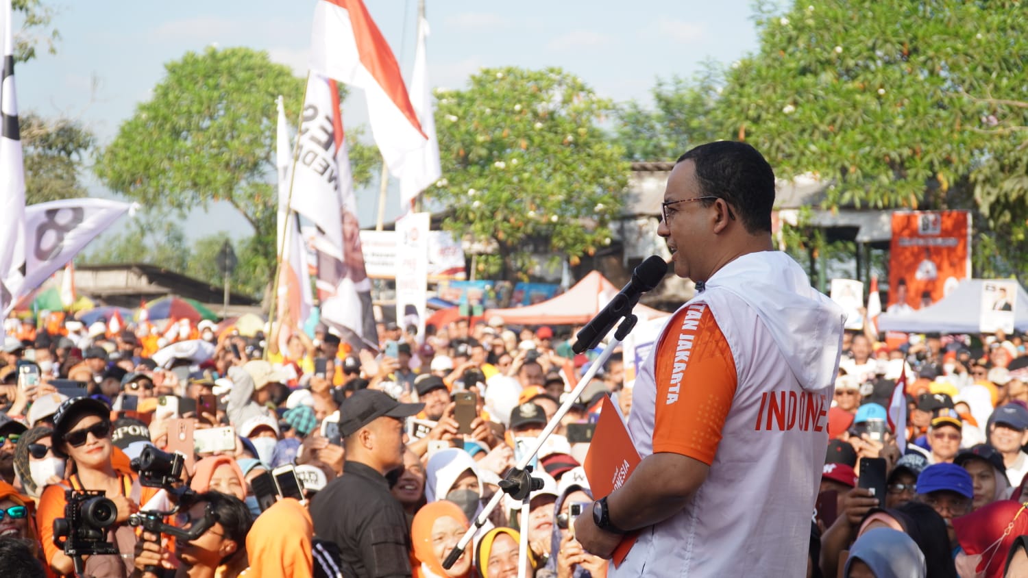 Masyarakat ikuti jalan sehat bareng Anies Baswedan di Salatiga Masyarakat ikuti jalan sehat bareng Anies Baswedan di Salatiga