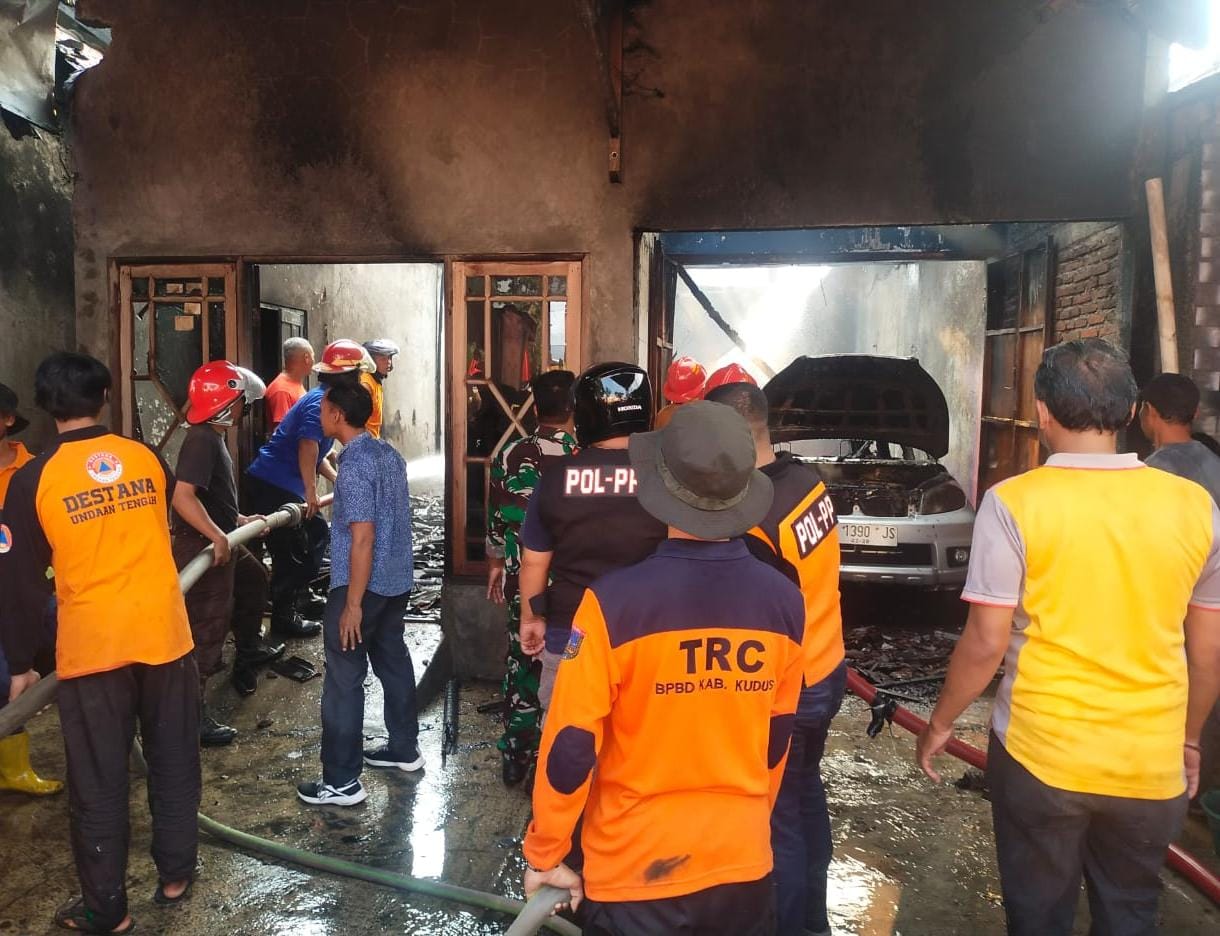 Gara-gara Ngangsu BBM, mobil dan dua rumah warga Medini Kudus ludes terbakar Gara-gara Ngangsu BBM, mobil dan dua rumah warga Medini Kudus ludes terbakar